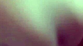 Tu milf culona metiéndose los deditos en su conchita caliente!