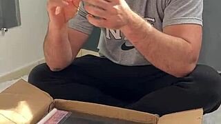 pequena sexdoll sendo arrombada por uma rola grossa