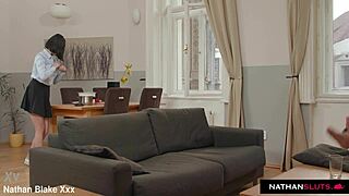 Ladrazinha adolescente safada Lady Dee pega e punida pelo padrasto!