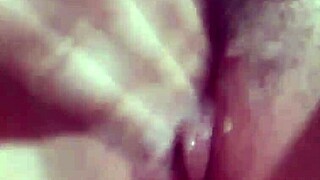 Tu milf culona metiéndose los deditos en su conchita caliente!