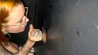 fui com minha amiga no glory hole da casa de swing estavamos com muito tesao