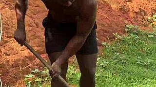 Pedreiro pirocudo fodeu patroa sem camisinha no meio da obra.