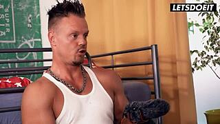 Lahko ta drobna 18+ vloggerka prenese jebanje v hostlu?