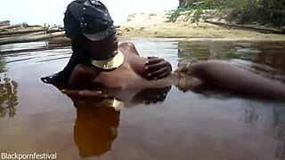 Süt damlayan memelerini izlemeye bayılıyorum