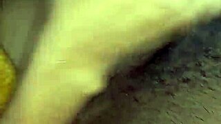 Joven blaca de coño virgen tomando enorme polla negra del amigo 😏