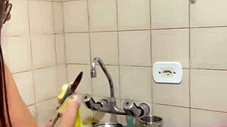 limpando a casa pra gozar gostosinho 😏