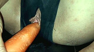 Uzbuđena curica želi grubo jebanje u pičku i dupe za creampie