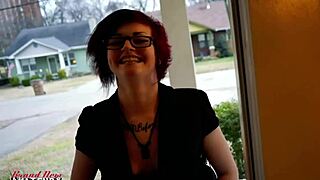 Marcie se ptá, chceš mě vidět prcat si kundu dildem?