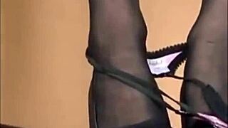 変態女が激ダンスで服ビリビリ破りソロストリップ！