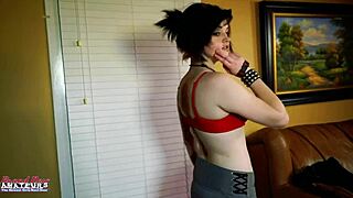 Marcie se ptá, chceš mě vidět prcat si kundu dildem?