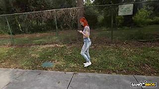 بانغبروز - سوير كيلي كسها المحلوق الضيق يُمدد بزب عملاق في الباص