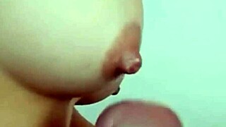 se corre en mis tetas grandes