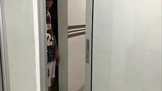 Encuentro a mi hermanastra haciendo ejercicio no me resisto y caigo en la tentacion de acariciarla historia completa