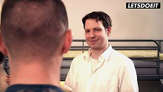 Hé, mari cocu laisse étranger baiser sa chaude blonde copine en dortoir 😏