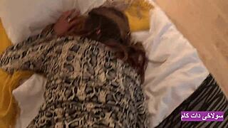 سکس ایرانی با دختر فروشنده پاساژ که یه جنده پولی گرون قیمت از آب درومد