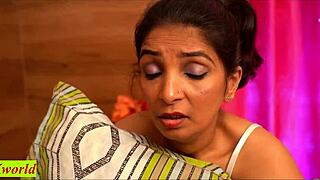 Gadis India kaya jerit kuat semasa kongkek kasar dengan cakap kotor