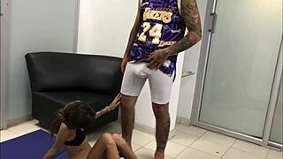 Encuentro a mi hermanastra haciendo ejercicio no me resisto y caigo en la tentacion de acariciarla historia completa