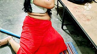 Indian desi bhabhi fucking neighbour boys hardcore style.