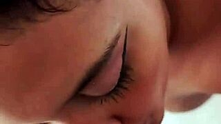 Agente de inmobiliaria vende propiedad a cambio de su caliente coño