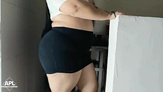 Estoy en casa muy cachonda y llamo a mi vecino para que venga a visitarme - historia completa