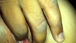 Brincando com a buceta da coroa magrinha