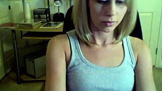 Kylie flaunts her perfect ass and tits on webcam