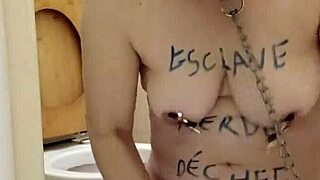 Ydmyket slave blinker og drikker fra toalett i utendørs økt