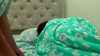 lleg� a casa de mi novia y la encuentro muy provocativa sexo real casero entre dos novias cachonda 😏