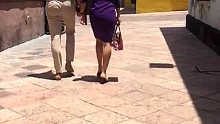 Can you resist this cougar's delicious ass in voyeur action