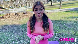 fan gordito logra follar y llenar el coño de leche a una actriz peruana que encontró haciendo ejercicios en el parque