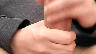 Masturbando Gran Polla Cargada Se Semen Al Aire Libre