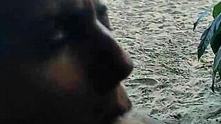 Эксгибиционистская пара трахается на публичном пляже, незнакомец присоединяется для общего оргазма