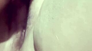 QUE RICO ES LAMER EL COÑO DE UNA MADURA EN EL GYM