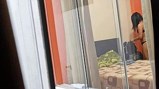 Mexická susedná sestra Miranda sa jebe s milencom bez zatvoreného okna