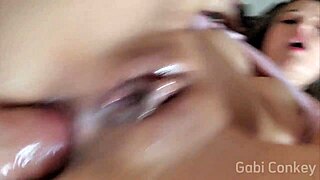 mete no meu cuzinho devagarinho e goza dentro