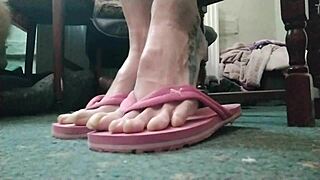 Huge Talons on Curvy Feet 😍