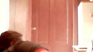 Masukin dildo dalam ke anus intens