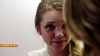 Milfs s'embrassent passionnément dans une scène lesbienne 😘