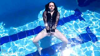 Jessica Bunny in latex body gets fucked underwater