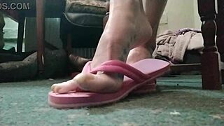 Huge Talons on Curvy Feet 😍