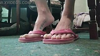 Huge Talons on Curvy Feet 😍