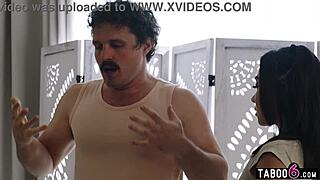 말기 환자 남자가 귀여운 한국 동반자들과 즐거운 시간 보내