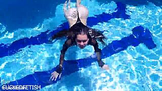 Jessica Bunny in latex body gets fucked underwater