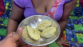 Desi Indian Girlfriend Ko Momos Khila Kar Oyo Room Me Choda Viral Mms Xvideo With Hindi Audio!