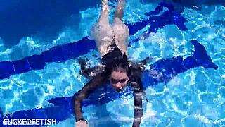 Jessica Bunny in latex body gets fucked underwater