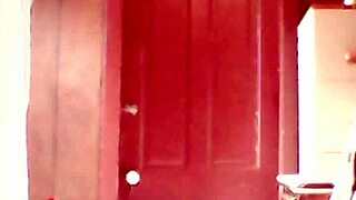 Дълбоко анално с дилдо играчки в яки сесии