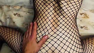 Volwassen vrouw in kousen met benen wijd