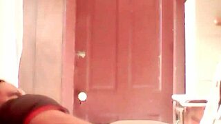 Masukin dildo dalam ke anus intens