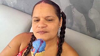 na sorveteria encontrei uma pica gigante de chocolate