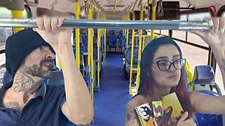 طالبة تنيك داخل الباص